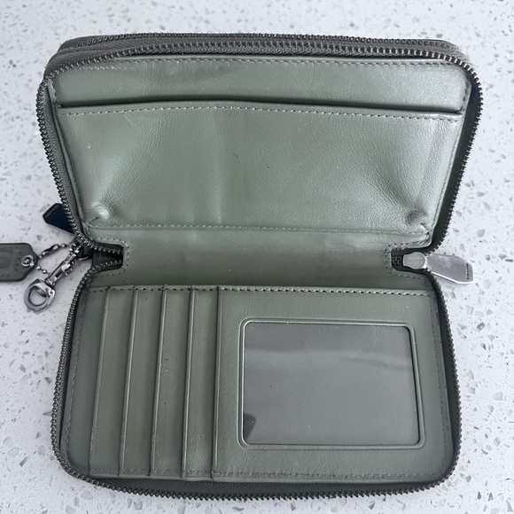 Coach Large Wallet EUC Olive Color Womens Clutch - Picture 10 of 15